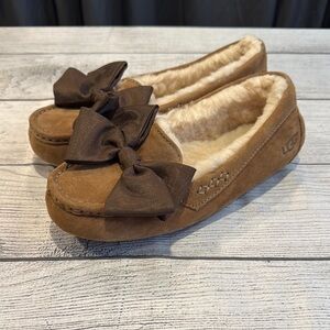 Women’s Ugg Clara Slippers with bows size 6